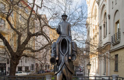 prague tours: franc kafka statue in the jewish quarter